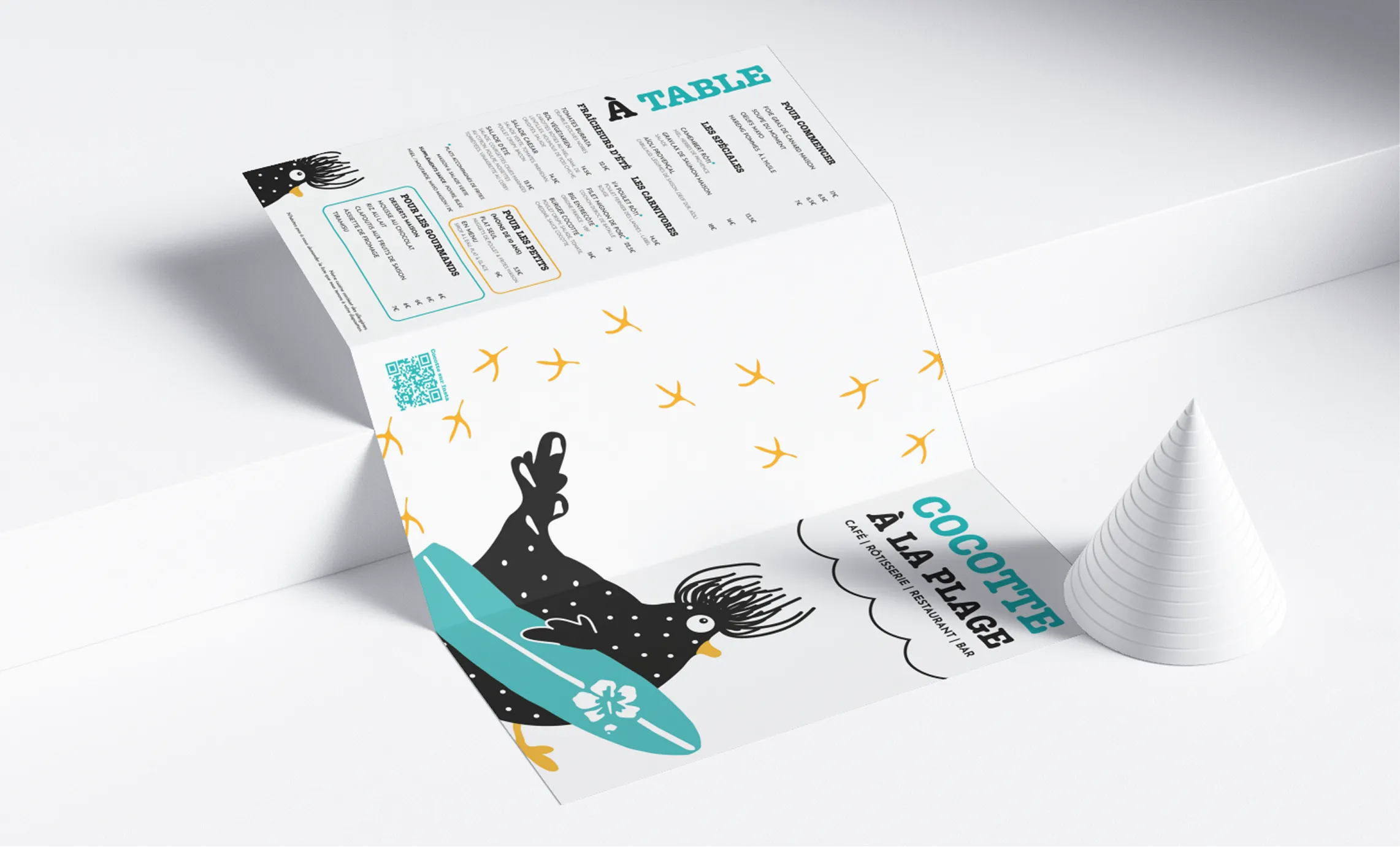 Recto du menu de Cocotte à la plage, illustré d’une poule surfeuse, rubrique « À table »
